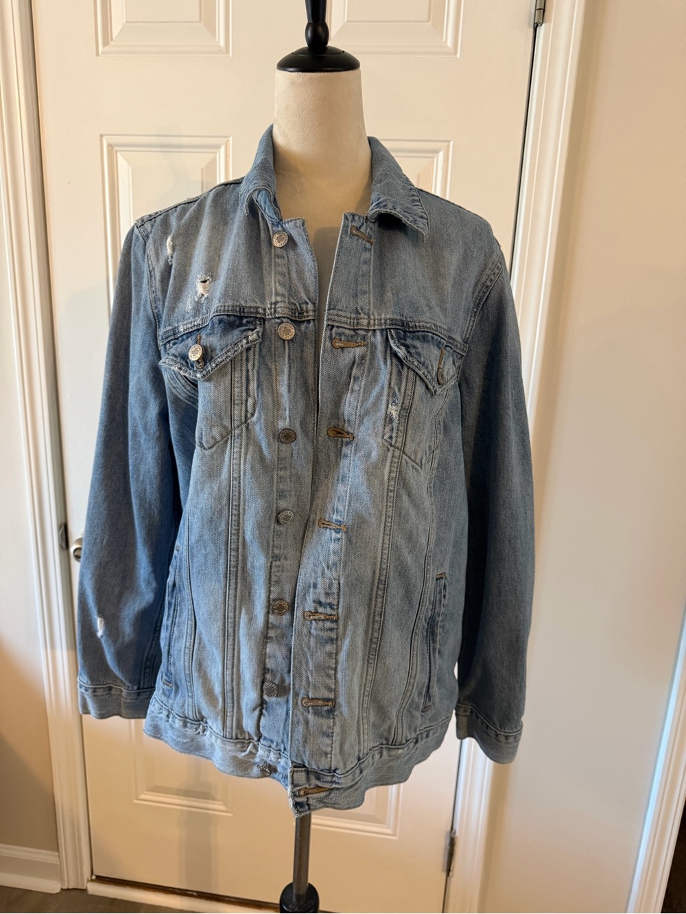 Lucky brand women’s Light Blue Denim Jacket distressed size large